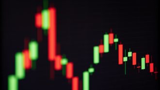 Bitcoin erholt sich nach KI-Crash: Tiefster Kurs seit 15 Monaten