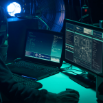 Afbeelding van een hacker achter computer