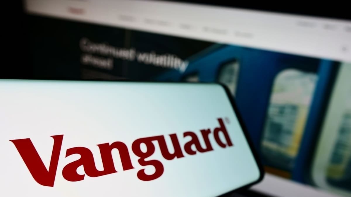 Vanguardeffekt: BTC-ETFs jetzt handelbar, Kurs steigt über 93.000 $