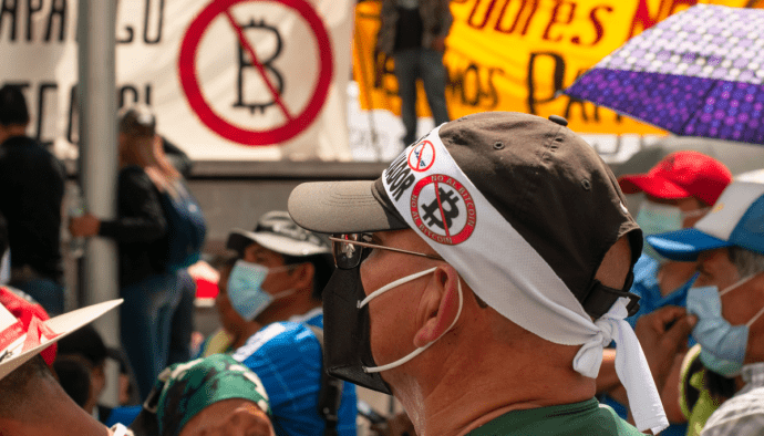 El Salvador kauft Rekordmenge Bitcoin in der Panik