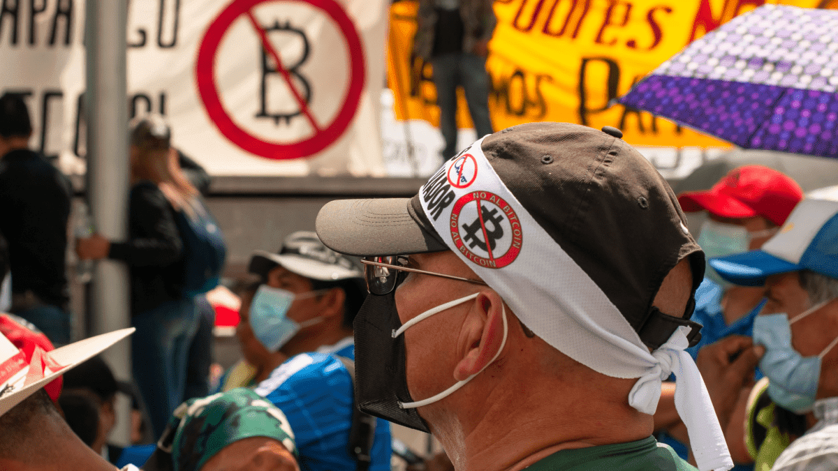 El Salvador kauft Rekordmenge Bitcoin in der Panik