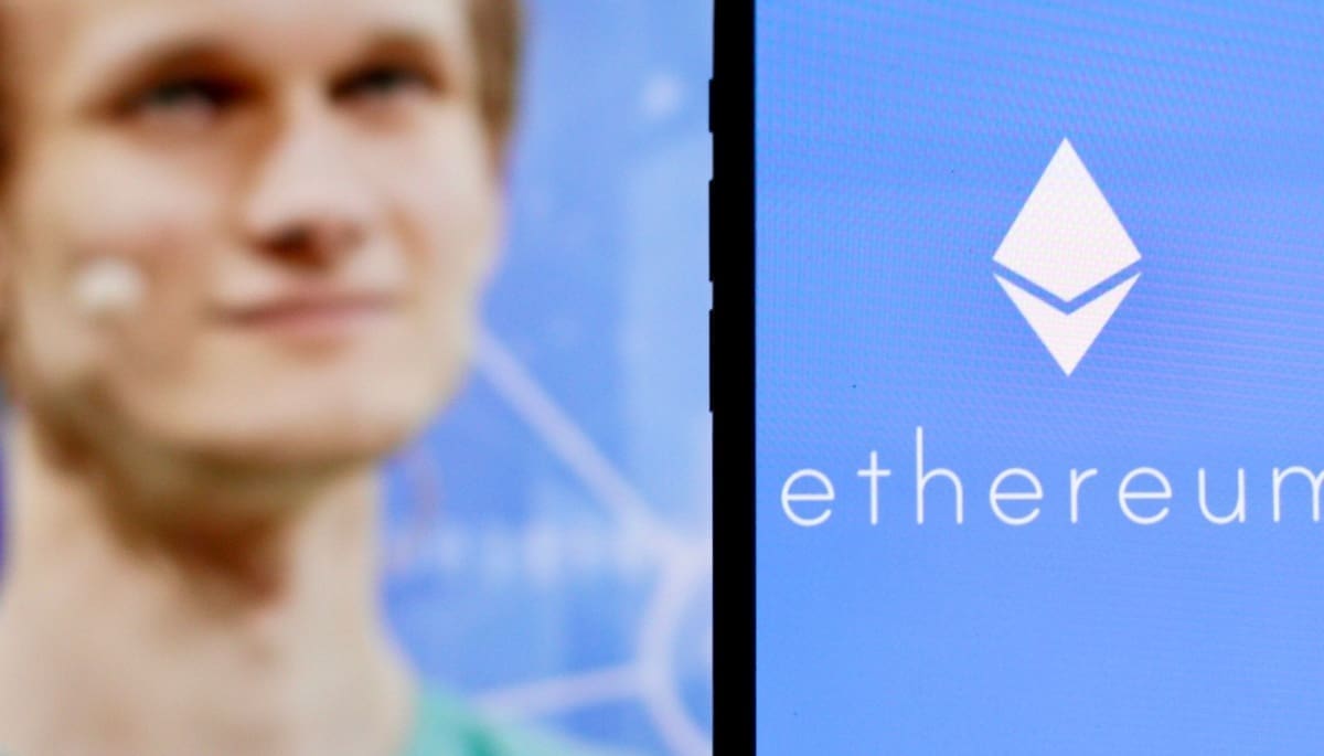 Ethereums Vitalik Buterin pleit voor een vertraging in de ontwikkelingen op het gebied van kunstmatige intelligentie. Dit doet hij niet zomaar. Hij voorziet grote problemen indien de ontwikkelingen snel en onbegrensd plaatsvinden. Ethereum-oprichter bang voor AI Een paar dagen geleden haalde Vitalik Buterin, oprichter van Ethereum (ETH), een oud bericht van zichzelf aan, uit 2023. Hierin pleitte hij voor ‘defensief accelerationisme’ (d/acc), oftewel het pauzeren van kunstmatige intelligentie (AI) ontwikkelingen. Buterin wilt met zijn idee d/acc wereldwijd toegankelijke computationele bronnen tijdelijk stopzetten, zodat de AI-ontwikkelingen wat vertragen en de mensheid zo meer tijd krijgt om zich op de toekomstige implicaties ervan voor te bereiden. Door de productie van computerhardware te pauzeren voor maximaal twee jaar, wordt de rekenkracht overal ter wereld om 99% teruggebracht. Buterin is van mening dat dit een effectieve manier is om tijd te winnen. Met d/acc gaat Buterin in tegen het idee van effectief accelerationisme (e/acc), dat juist pleit voor vrije technologische innovatie. Dit is in feite wat er nu gebeurt in de industrie, waarin AI-ontwikkeling haast ongecontroleerd plaatsvindt. Tijdens een hardware pauze moet er iets worden opgesteld waardoor mensen aansprakelijk gesteld kunnen worden voor onder andere hun gebruik van AI, aldus Buterin. Hij doet meerdere suggesties, waaronder een speciale chip die het gebruik van een apparaat kan beperken. De chip die Buterin voor ogen heeft zou een apparaat bijvoorbeeld pas laten werken bij het wekelijks verkrijgen van drie handtekeningen van internationale instanties. Zorgen over AI-superintelligentie Kunstmatige superintelligentie is vooralsnog een theoretisch model. Het zou de intelligentie van alle mensen op aarde overstijgen in complexiteit en reikwijdte. Volgens Buterin zou AI-superintelligentie over vijf jaar al een feit kunnen zijn, zonder dat er nog enig idee is over wat dit precies gaat inhouden. Dit vindt hij buitengewoon risicovol. Buterin is niet de enige die zijn zorgen uit. In 2023 uitte Elon Musk al zijn zorgen over AI en pleitte hij voor duidelijke wetgeving en strenge regulering. Dit was niet de eerste keer dat Musk zich hierover uitliet. In maart 2023 schreef een groep van duizenden onderzoekers en experts een open brief, die ook Musk ondertekende. In deze brief verzochten ze om de ontwikkelingen van AI-systemen te staken, waaronder OpenAI’s ChatGPT.