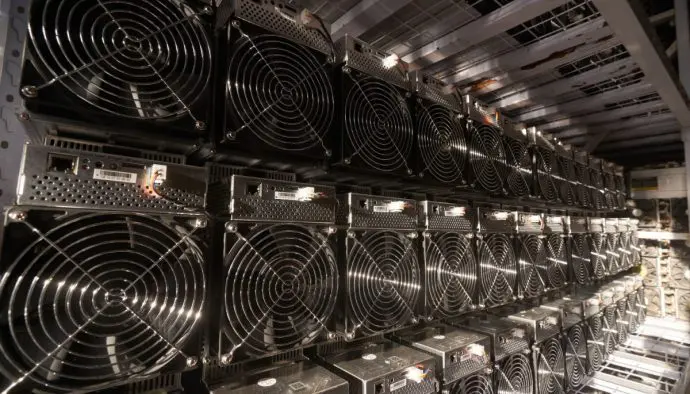 Großes Mining-Unternehmen verkauft Bitcoin im Wert von Millionen für Umstieg auf KI