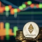 Vitalik Buterin, een van de oprichters van Ethereum, vindt dat de layer1 blockchain op korte termijn maar liefst tien keer sneller moet worden. In het verleden kon het netwerk de vraag op de blockchain niet aan en had het last van opstoppingen. Buterin vindt dat daar binnen een jaar een einde aan moet komen. Buterin spreekt op Ethereum-conferentie Op de afgelopen ETHGlobal Prague conferentie heeft Buterin gezegd dat de blockchain capaciteiten van Ethereum met een tienvoud zouden moeten groeien in het komende jaar. Afgelopen week zei hij op de conferentie dat kosten en snelheid binnenkort verbeterd zullen worden. Buterin: “Er is veel ruimte om veilig op te schalen, in mijn opinie zouden we layer-1 binnen pakweg een jaar met een tienvoud moeten opschalen. Zelfs met het groeiende aantal gebruikers van layer-2 netwerken moeten we dit doen.” Er gaan stemmen op uit het Ethereum ecosysteem om onze layer-1 blockchain duizend keer sneller te maken. Buterin ziet dit wel zitten, maar vindt dat er niks overhaast moet worden: “Sommige mensen zijn moediger dan mij en zij geloven niet in even op adem komen, maar in een rollercoaster van 1.000 keer sneller.” Buterin waarschuwt echter dat “de veiligheid niet in het geding mag komen en dat een geleidelijke aanpak ook voorkomt dat er te veel centralisatie in het project sluipt.” Kritiek op het Ethereum netwerk In het verleden had het Ethereum netwerk de neiging om voor veel oponthoud te zorgen en erg hoge kosten voor een transactie te vragen. Dit is weliswaar verbeterd, maar nog steeds zijn deze problemen niet helemaal opgelost. Er is een tweede laag tussengezet door spelers als Arbitrum en Optimism, maar deze layer-2 netwerken weten de blockchain van Ethereum niet zodanig te ontlasten dat de oude problemen weg zijn. Bij een verhoogde interesse op de Ethereum blockchain zijn de wachttijden nog steeds lang voor zo’n populaire chain en de kosten kunnen dan ook weer oplopen. Bovendien nemen layer-2 netwerken marktkapitalisatie weg en dat is niet gunstig voor de koers van Ethereum. Het grootste gebruik van de Ethereum blockchain komt van ontwikkelaars die DeFi beurzen of NFT video games bouwen op Ethereum en daarvoor toegang nodig hebben tot de layer-1 blockchain. In vergelijking met een blockchain als die van Solana, valt de snelheid van de Ethereum blockchain erg tegen. Bitcoin op record: Alle Nederlanders krijgen €10 crypto cadeau Bitcoin breekt record na record, honderdduizenden Nederlanders handelen weer actief. Is dit hét moment? Bitvavo geeft je tijdelijk € 10 gratis crypto naar keuze om mee te starten. Handel gratis in meer dan 350 crypto samen met 1 miljoen Nederlanders. Registreer je vandaag en ontvang direct € 10 crypto naar keuze. Een account aanmaken is gratis en kost je maar een minuut. Ethereum-Mitgründer fordert Revolution: „Netzwerk muss in einem Jahr 10× schneller werden“