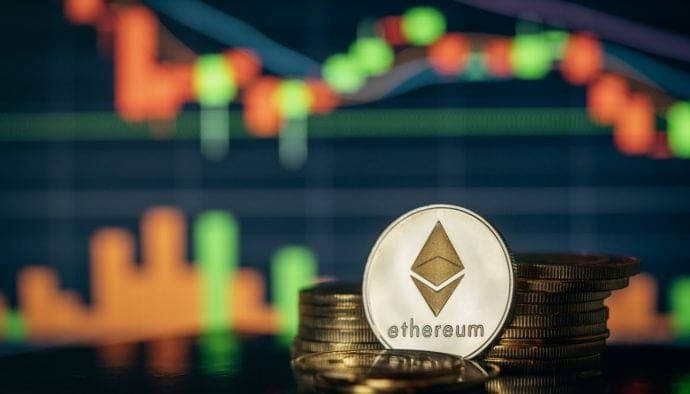 Vitalik Buterin, een van de oprichters van Ethereum, vindt dat de layer1 blockchain op korte termijn maar liefst tien keer sneller moet worden. In het verleden kon het netwerk de vraag op de blockchain niet aan en had het last van opstoppingen. Buterin vindt dat daar binnen een jaar een einde aan moet komen. Buterin spreekt op Ethereum-conferentie Op de afgelopen ETHGlobal Prague conferentie heeft Buterin gezegd dat de blockchain capaciteiten van Ethereum met een tienvoud zouden moeten groeien in het komende jaar. Afgelopen week zei hij op de conferentie dat kosten en snelheid binnenkort verbeterd zullen worden. Buterin: “Er is veel ruimte om veilig op te schalen, in mijn opinie zouden we layer-1 binnen pakweg een jaar met een tienvoud moeten opschalen. Zelfs met het groeiende aantal gebruikers van layer-2 netwerken moeten we dit doen.” Er gaan stemmen op uit het Ethereum ecosysteem om onze layer-1 blockchain duizend keer sneller te maken. Buterin ziet dit wel zitten, maar vindt dat er niks overhaast moet worden: “Sommige mensen zijn moediger dan mij en zij geloven niet in even op adem komen, maar in een rollercoaster van 1.000 keer sneller.” Buterin waarschuwt echter dat “de veiligheid niet in het geding mag komen en dat een geleidelijke aanpak ook voorkomt dat er te veel centralisatie in het project sluipt.” Kritiek op het Ethereum netwerk In het verleden had het Ethereum netwerk de neiging om voor veel oponthoud te zorgen en erg hoge kosten voor een transactie te vragen. Dit is weliswaar verbeterd, maar nog steeds zijn deze problemen niet helemaal opgelost. Er is een tweede laag tussengezet door spelers als Arbitrum en Optimism, maar deze layer-2 netwerken weten de blockchain van Ethereum niet zodanig te ontlasten dat de oude problemen weg zijn. Bij een verhoogde interesse op de Ethereum blockchain zijn de wachttijden nog steeds lang voor zo’n populaire chain en de kosten kunnen dan ook weer oplopen. Bovendien nemen layer-2 netwerken marktkapitalisatie weg en dat is niet gunstig voor de koers van Ethereum. Het grootste gebruik van de Ethereum blockchain komt van ontwikkelaars die DeFi beurzen of NFT video games bouwen op Ethereum en daarvoor toegang nodig hebben tot de layer-1 blockchain. In vergelijking met een blockchain als die van Solana, valt de snelheid van de Ethereum blockchain erg tegen. Bitcoin op record: Alle Nederlanders krijgen €10 crypto cadeau Bitcoin breekt record na record, honderdduizenden Nederlanders handelen weer actief. Is dit hét moment? Bitvavo geeft je tijdelijk € 10 gratis crypto naar keuze om mee te starten. Handel gratis in meer dan 350 crypto samen met 1 miljoen Nederlanders. Registreer je vandaag en ontvang direct € 10 crypto naar keuze. Een account aanmaken is gratis en kost je maar een minuut. Ethereum-Mitgründer fordert Revolution: „Netzwerk muss in einem Jahr 10× schneller werden“