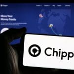 Das Chipper Cash-Logo und die Website im Hintergrund