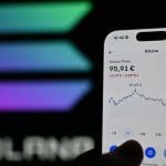 Ein Bild des Solana (SOL)-Preises auf einer Krypto-Börse, mit dem Altcoin-Logo im Hintergrund