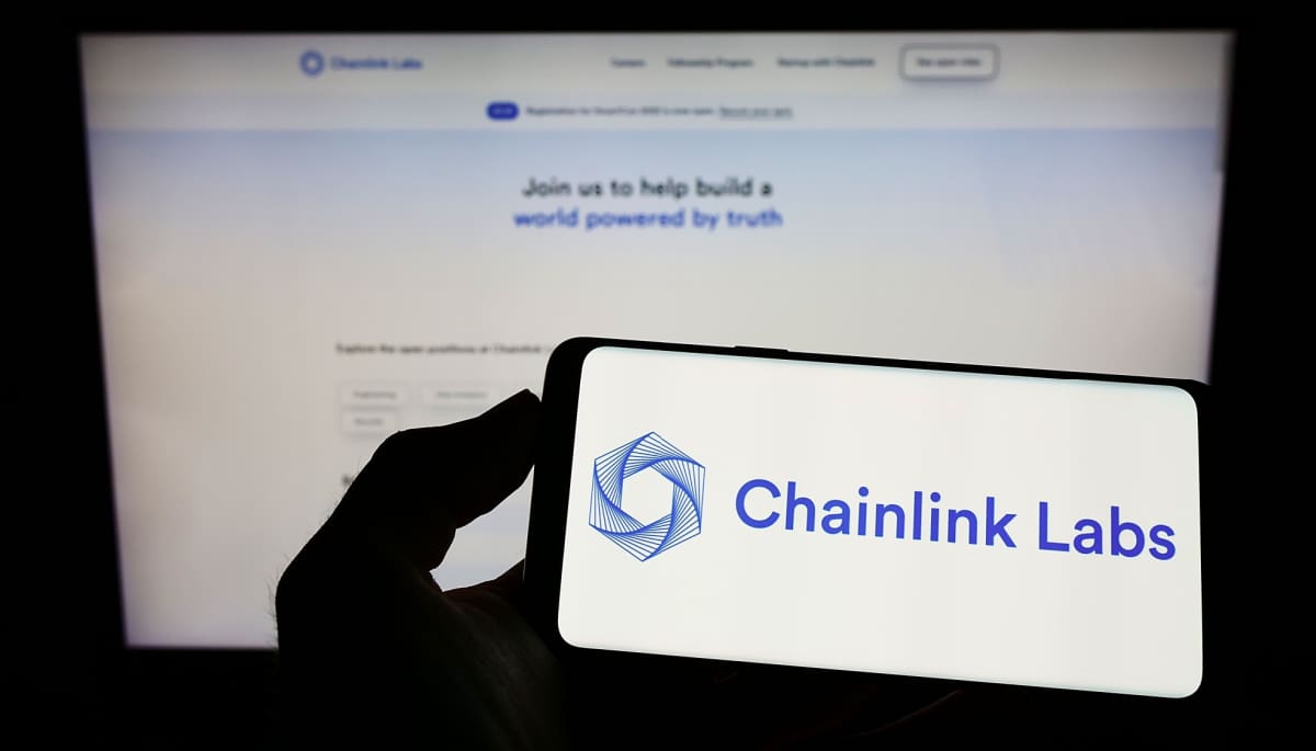 Ein Foto des Logos von Chainlink Labs, dem Unternehmen hinter der beliebten Kryptowährung und dem Altcoin Chainlink (LINK)