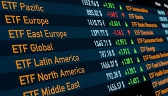 Ein Handelspult an einer Börse mit Marktdaten zu allen Arten von ETFs