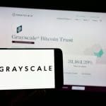 Ein Bild mit dem Logo von Grayscale, einem der größten Krypto-Vermögensverwalter, mit der Website des Bitcoin-Fonds (BTC) von Grayscale im Hintergrund.