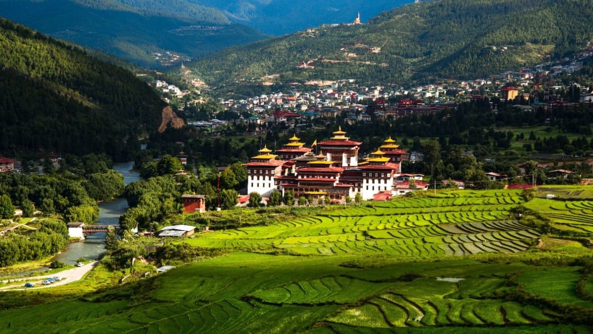 Ein Bild von Thimphu, der Hauptstadt von Bhutan, einem Land in Südasien, das Wasserkraft zum Minen von Bitcoin (BTC) nutzt