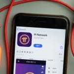 Ein Bild der Pi Network-App auf einem Mobiltelefon, umgeben von Büromaterial. Pi Network (PI) ermöglicht das Mining auf dem Handy und hat 60 Millionen Nutzer.