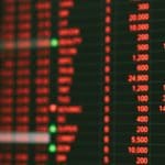 Rote Zahlen auf einem Bildschirm mit Marktdaten vom Krypto- oder Aktienmarkt