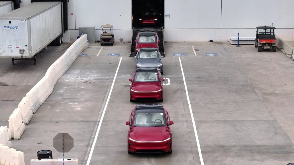 Tesla's rollen uit de fabriek. Bron: Tesla op X.