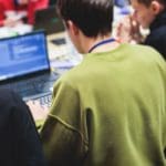 Händler Hacker Laptop-Bildschirm Mann