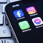 Die verschiedenen Apps des Unternehmens Meta_ Whatsapp, Instagram, Facebook und Messenger. Die Logos der Apps sind auf einem Iphone