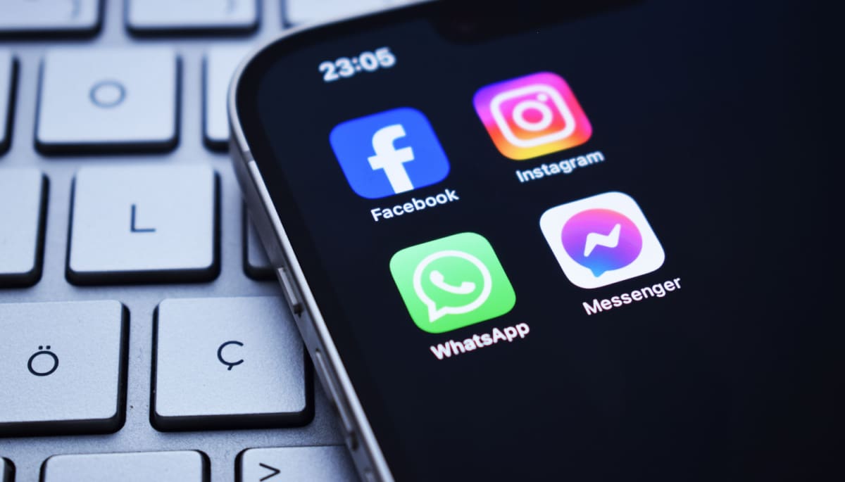 Die verschiedenen Apps des Unternehmens Meta_ Whatsapp, Instagram, Facebook und Messenger. Die Logos der Apps sind auf einem Iphone