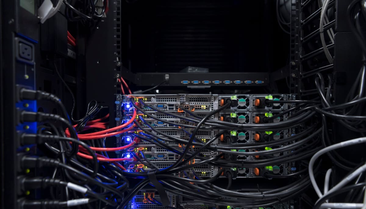 Eine Reihe von Computern, die über Kabel miteinander verbunden sind und auf denen unter anderem das Bitcoin-Netzwerk betrieben werden kann