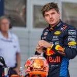Ein Bild von Max Verstappen in seinem Rennanzug bei Red Bull