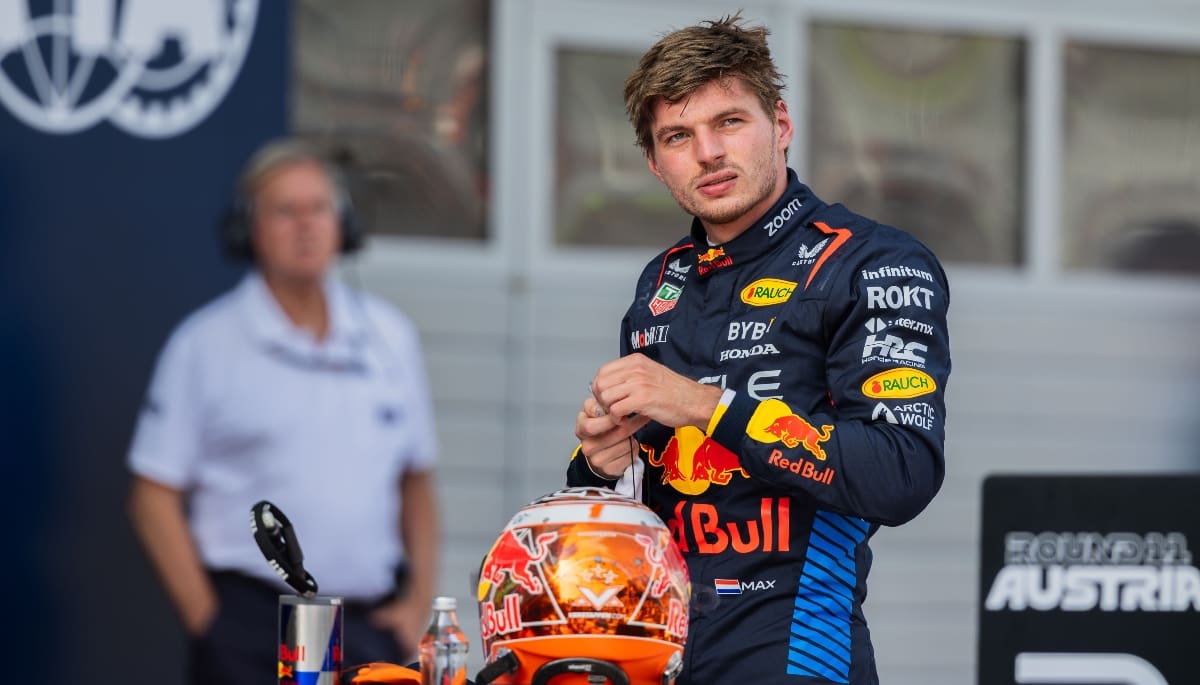 Ein Bild von Max Verstappen in seinem Rennanzug bei Red Bull