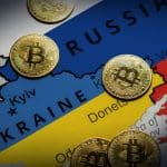 Ein Bild von einer Landkarte mit Russland und der Ukraine, dazwischen sind Bitcoin-Münzen verteilt.