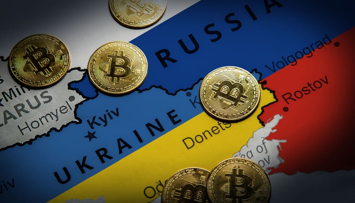 Ein Bild von einer Landkarte mit Russland und der Ukraine, dazwischen sind Bitcoin-Münzen verteilt.