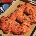 Ein Bild von einer Pizza in Form des Bitcoin-Logos, um den „Bitcoin Pizza Day“ zu feiern.