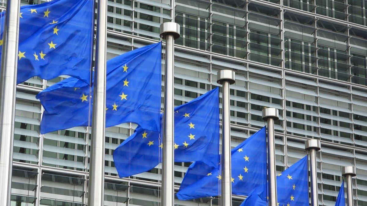 Een afbeelding van vlaggen van de Europese Unie voor het gebouw van de Europese Commissie van Brussel in België Bitcoin auf dem höchsten Stand seit Februar, das Vertrauen des Marktes steigt