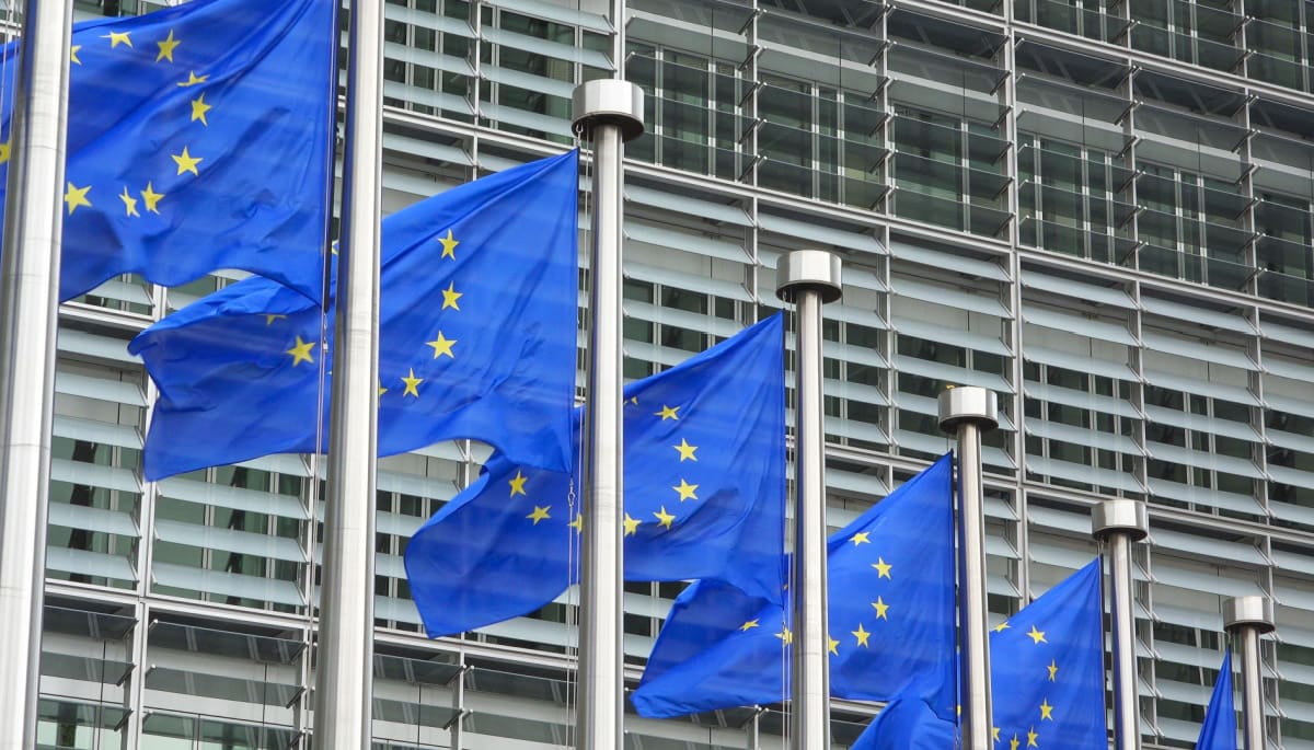 Een afbeelding van vlaggen van de Europese Unie voor het gebouw van de Europese Commissie van Brussel in België Bitcoin auf dem höchsten Stand seit Februar, das Vertrauen des Marktes steigt