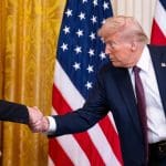 US-Präsident Donald Trump schüttelt dem Premierminister des Vereinigten Königreichs die Hand.