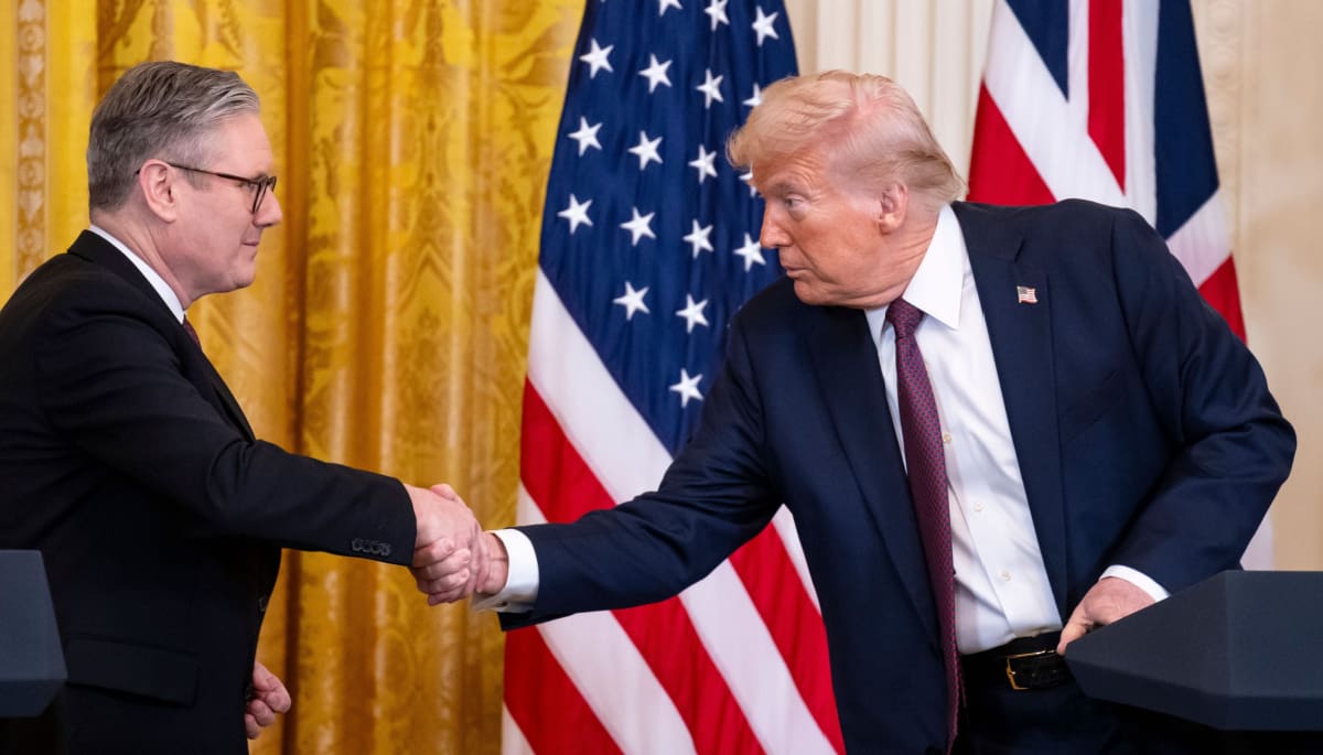 US-Präsident Donald Trump schüttelt dem Premierminister des Vereinigten Königreichs die Hand.