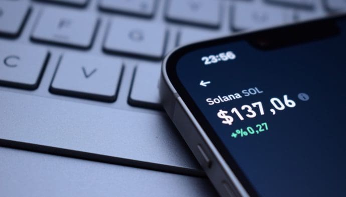 Solana-Netzwerkaktivität explodiert: Kurs bereit für neue Rallye