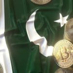 Die Flagge Pakistans mit mehreren Bitcoin (BTC)-Münzen