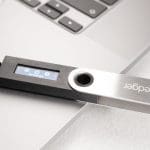 Ein Bild von einem Ledger Nano S, einer bekannten Hardware-Wallet zum Speichern von Kryptowährungen.