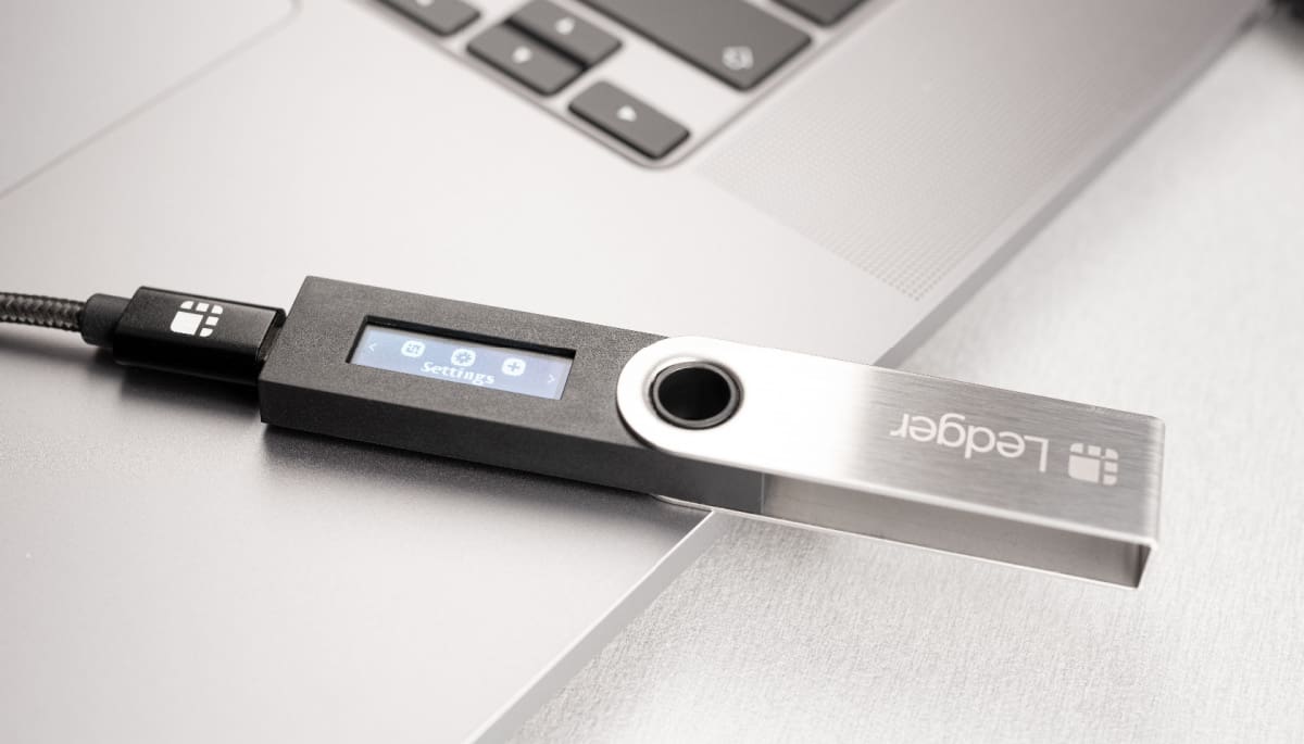 Ein Bild von einem Ledger Nano S, einer bekannten Hardware-Wallet zum Speichern von Kryptowährungen.