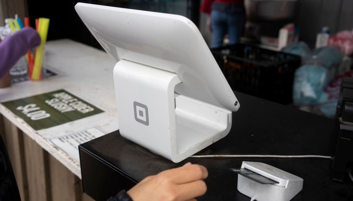 Ein Bild vom Square-Zahlungssystem, das von vielen Geschäften benutzt wird.