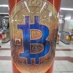 Ein Bild von einer Bitcoin-Werbung in einer belebten U-Bahn-Station in Japan