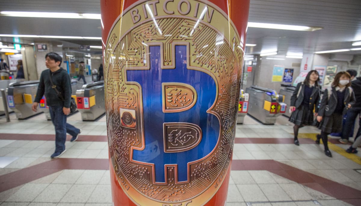 Ein Bild von einer Bitcoin-Werbung in einer belebten U-Bahn-Station in Japan