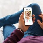 Ein Bild von einem Mann, der auf einer Dating-Website aktiv ist.