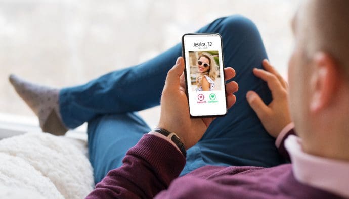 Ein Bild von einem Mann, der auf einer Dating-Website aktiv ist.