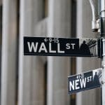 Ein Bild von einem Namensschild an der Wall Street, einer bekannten amerikanischen Straße, wo viele Aktien und auch Krypto-ETFs gehandelt werden.