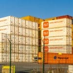 Ein Bild von Schiffscontainern mit Produkten von Temu, einem chinesischen Online-Shop, der für seine günstigen Produkte bekannt ist.