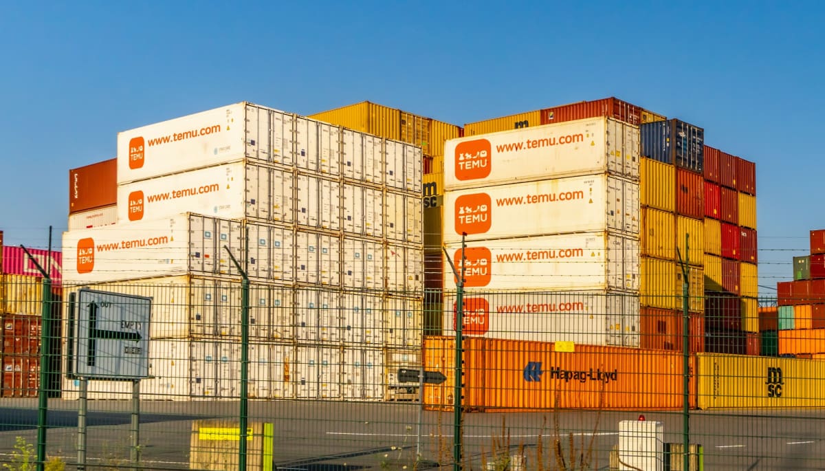 Ein Bild von Schiffscontainern mit Produkten von Temu, einem chinesischen Online-Shop, der für seine günstigen Produkte bekannt ist.