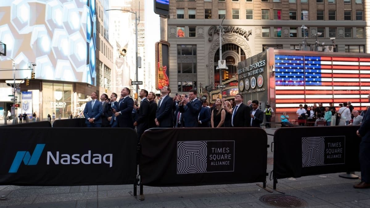 Bitcoin beleefde gisteren zijn tweede beste dag ooit op Wall Street. De beursfondsen van de munt trokken meer dan 1 miljard euro aan vers kapitaal aan. Ook de Bitcoin-koers zelf schreef mee aan de geschiedenisboeken. Monsterinstroom voor bitcoin-fondsen Volgens cijfers van Farside Investors stroomde er maandag maar liefst 1,18 miljard dollar naar de elf Amerikaanse Bitcoin spot-ETF’s. Omgerekend is dat ruim 1,01 miljard euro. Daarmee beleefden de fondsen hun tweede beste handelsdag ooit sinds hun beursdebuut in januari vorig jaar. Bitcoin spot-ETF's zijn beursgenoteerde fondsen die de bitcoin koers volgen. Ze doen dat door daadwerkelijk bitcoins te kopen en in beheer te houden. Wanneer er geld in het fonds stroomt, koopt het nieuwe munten bij. Als er geld uitstroomt, worden er bitcoins verkocht. Zo beweegt de aandelenkoers precies mee met de marktprijs van bitcoin. Het absolute record staat nog altijd op 1,38 miljard dollar, behaald op 7 november 2024. Dat was de dag dat duidelijk werd dat cryptoliefhebber Donald Trump de Amerikaanse presidentsverkiezingen won. Sindsdien zijn er slechts zes handelsdagen geweest waarop de instroom boven de miljard uitkwam, en de laatste dateerde van 11 juli. Toen lukte het zelfs om twee dagen achter elkaar de grens te doorbreken. Afgelopen vrijdag kwamen de fondsen daar met 985 miljoen dollar al gevaarlijk dicht bij in de buurt. De grootste motor achter het succes blijft BlackRocks IBIT-fonds, dat in twee dagen tijd ruim 1,7 miljard dollar wist binnen te hengelen. De instroom van 970 miljoen dollar van gisteren was zelfs de hoogste sinds 28 april. IBIT is veruit de grootste bitcoin-ETF ter wereld en staat op het punt een historisch record te breken. Met bijna 96 miljard dollar aan beheerd vermogen nadert het fonds de magische 100 miljard-grens, veel sneller dan welk fonds dan ook. Het huidige record staat op ruim 2.000 handelsdagen, terwijl IBIT nu pas 440 dagen in de handel is. Indrukwekkend genoeg is het fonds inmiddels BlackRock’s meest verdienende ETF, en dat terwijl de andere topfondsen van de vermogensreus al meer dan tien jaar bestaan. Dat liet Bloomberg ETF-analist Eric Balchunas weten op X. Sinds hun introductie hebben de Amerikaanse bitcoin-ETF’s samen ruim 61 miljard dollar aan nieuw kapitaal aangetrokken. Toen de fondsen begin 2024 van start gingen, was bitcoin nog minder dan 40.000 euro waard. Sindsdien is de koers ruim 172 procent gestegen: een rendement waar Wall Street enkel van kan dromen. BTC stijgt ruim 15% in 9 dagen Bitcoin heeft gisteren voor de tweede dag op rij een nieuw koersrecord neergezet. De digitale munt schoot door tot een historische piek van 107.470 dollar, zoals je vanmorgen al in het Bitcoin nieuws kon lezen. Sinds afgelopen zondag beweegt de koers vrijwel in een rechte lijn omhoog, met een totale stijging van ruim 15 procent in een week tijd. De Amerikaanse bitcoin-fondsen en bitcoin-treasuries (bedrijven met bitcoin-reserves) zijn belangrijke aanjagers Samen zorgden ze voor een kapitaalinjectie van formaat: de ETF’s haalden afgelopen week 3,2 miljard dollar op (hun tweede beste week sinds de lancering), terwijl beursbedrijven nog eens 1,2 miljard dollar aan nieuwe munten insloegen. Nooit meer een koerssprong missen – download de Crypto Insider app Of het nu om bitcoin, een nieuwe altcoin of breaking nieuws gaat: met onze app weet je het als eerste. Je krijgt meldingen van alleen het belangrijkste crypto nieuws – zonder afleiding of overbodige updates. De app is gratis, razendsnel en beschikbaar voor iPhone en Android. De app is gratis te downloaden in de App Store en Google Play Store. Wall Street kauft massiv Bitcoin: über 1 Mrd. Euro an einem Tag