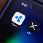 Ripple heeft een belangrijke mijlpaal bereikt: de stablecoin RLUSD is officieel goedgekeurd in Dubai. Daarbij zal RLUSD voor een bijzonder initiatief gebruikt worden. RLUSD verstevigt positie in de Verenigde Arabische Emiraten Ripple is al een tijdje bezig om partnerschappen te sluiten in de Verenigde Arabische Emiraten (VAE). In mei ontving Ripple al een licentie om betalingsdiensten aan te bieden in de VAE en ging het bedrijf meerdere samenwerkingen aan met bedrijven in Dubai. Nu zet Ripple een volgende grote stap. De stablecoin van Ripple is officieel goedgekeurd door de Dubai Financial Services Authority (DFSA). Het gaat om de munt RLUSD, een cryptomunt gekoppeld aan de waarde van de Amerikaanse dollar. De goedkeuring betekent dat bedrijven die onder Dubai International Financial Centre (DIFC) vallen vanaf nu RLUSD kunnen gebruiken voor allerlei soorten diensten. Momenteel zijn er ongeveer 7.000 DIFC-bedrijven verspreid over Afrika en het zuiden en westen van Azië. RLUSD voor vastgoedtokenisatie Ripple heeft meerdere plannen voor RLUSD in de VAE, waaronder de tokenisatie van vastgoed. De Dubai Land Department (DLD) is begonnen met een initiatief om onroerend goed te tokeniseren. Dat wil zeggen dat eigendomsrechten omgezet worden in digitale tokens op een blockchain. RLUSD gaat dit initiatief ondersteunen. Er is niet alleen een grote rol van RLUSD weggelegd, maar ook voor de XRP Ledger van Ripple. Dit is een betalingsplatform dat onder meer cryptowallets aanbiedt. Financiële instellingen kunnen via de XRP Ledger allerlei diensten aanbieden. We houden onze volgers dagelijks op de hoogte, volg ons gratis op Whatsapp. Wat betekent dit voor Ripple, RLUSD en XRP? Voor Ripple is het een strategische stap, want het bedrijf krijgt toegang tot een bloeiende markt en versterkt zijn positie op globaal niveau. RLUSD zal op deze manier steeds meer gebruikt worden, wat ook een positieve impact kan hebben op de andere munt van Ripple, XRP. Ripple wordt een steeds bekendere naam over de hele wereld, wat voor positief momentum voor XRP kan zorgen. Zo veroorzaakte de lancering van RLUSD direct stijging bij XRP. De initiatieven van Ripple dragen bovendien bij aan de adoptie van crypto wereldwijd. Bitcoin breekt recordkoers: Nederlanders starten met gratis crypto Bitcoin breekt record na record, honderdduizenden Nederlanders handelen weer actief. Is dit hét moment? Bitvavo geeft je tijdelijk € 10 gratis crypto naar keuze om mee te starten. Handel gratis in meer dan 350 crypto samen met 1 miljoen Nederlanders. Registreer je vandaag en ontvang direct € 10 crypto naar keuze. Een account aanmaken is gratis en kost je maar een minuut. Durchbruch für Ripple: Eigene Stablecoin erhält grünes Licht in Dubai