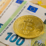 Foto von einer Bitcoin-Münze und einem Euro-Schein