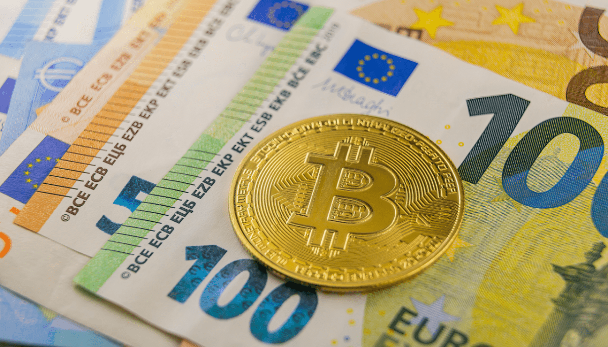 Foto von einer Bitcoin-Münze und einem Euro-Schein