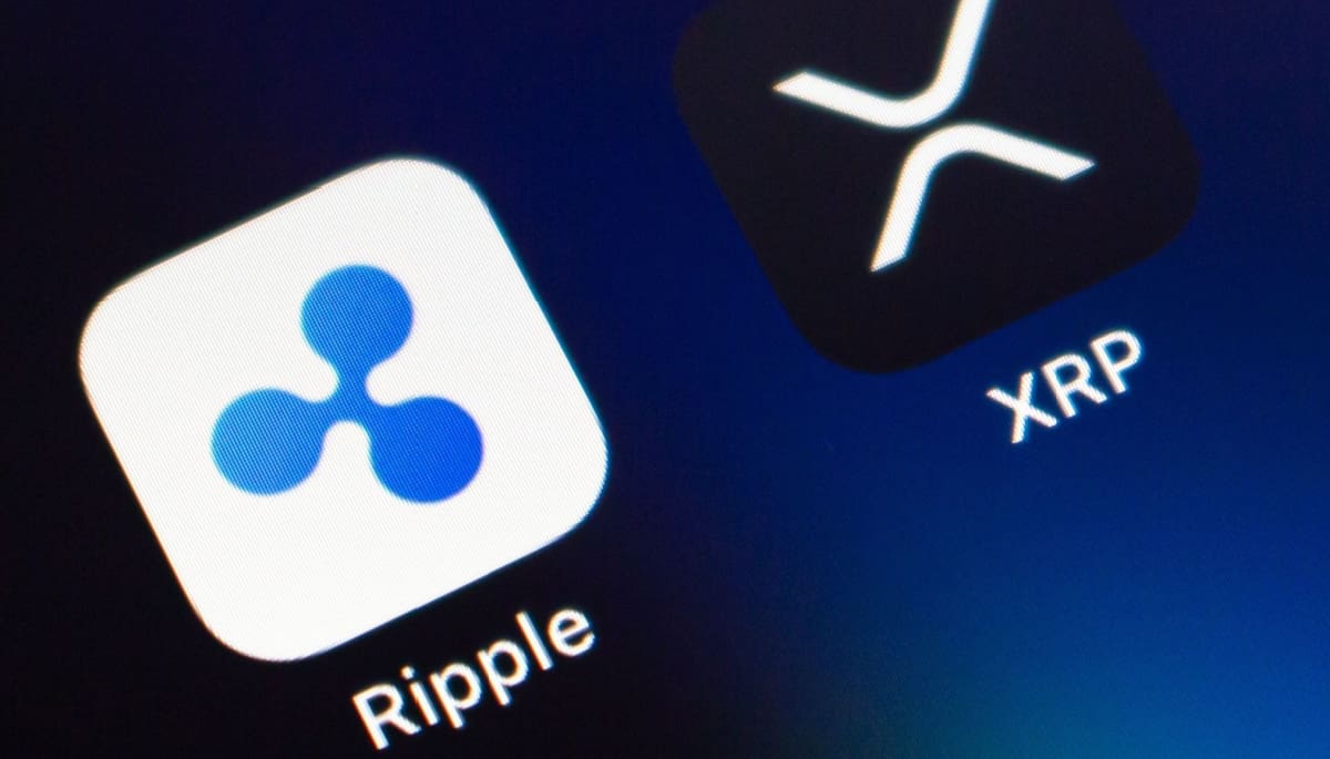 XRP-ripple-logo’s-op-telefoon Krypto-Rückblick: Bitcoin bricht Rekorde, XRP beliebter denn je