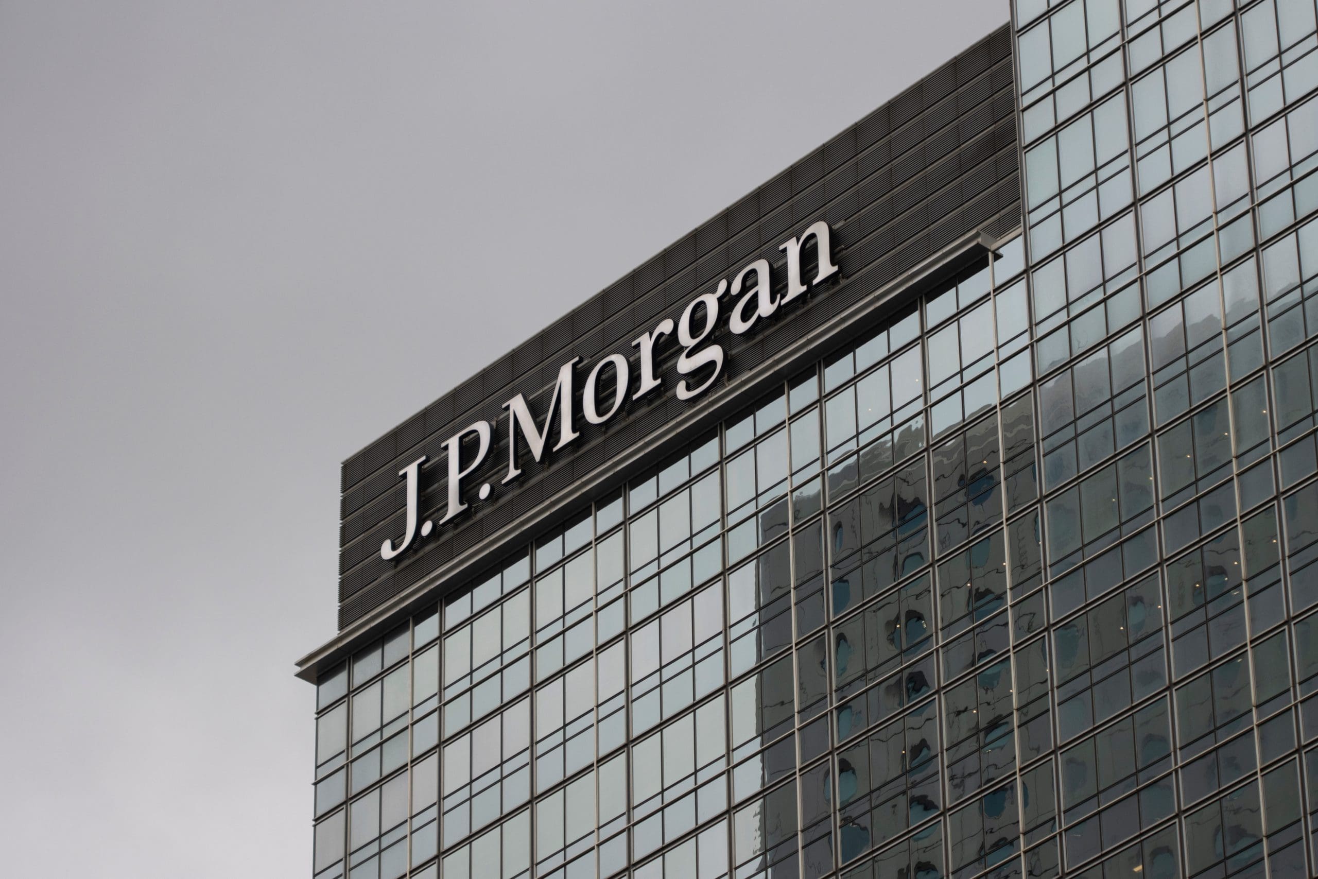 32-Jährige täuscht JPMorgan: €161 Millionen für falsche Nutzer