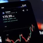 17. Juli 2025 Ein Bild der Seite der Kryptowährung Solana auf einer Kryptobörse, mit Aktien im Hintergrund